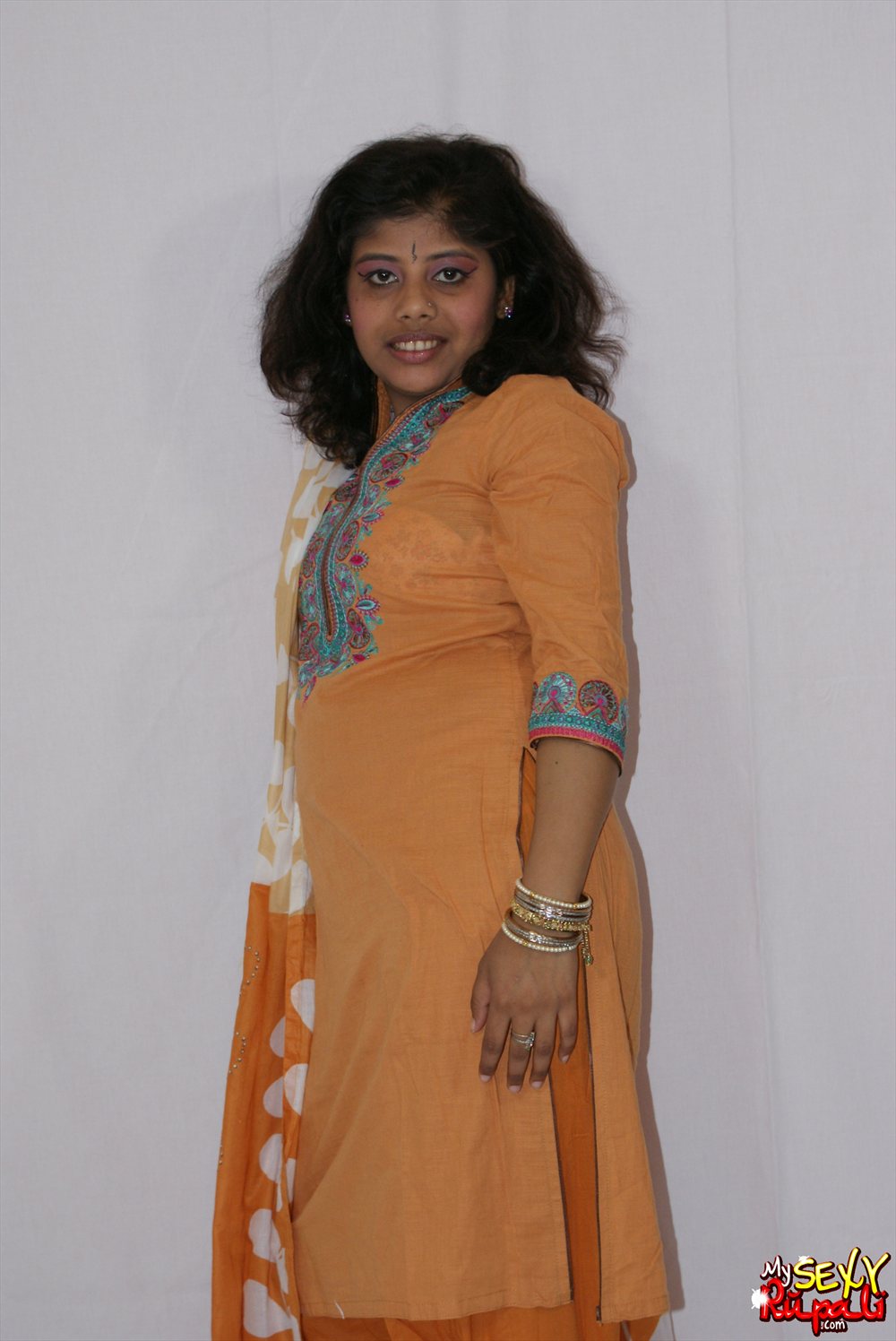 Pic gal3 Rupali chaning her traditional indian outfits. 